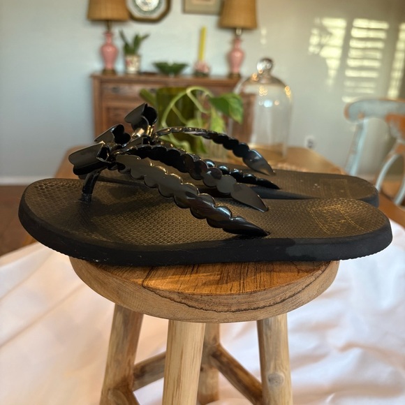 Kate Spade Size 6 Black Denise Bow Flip Flops Scalloped Straps - Picture 4 of 9